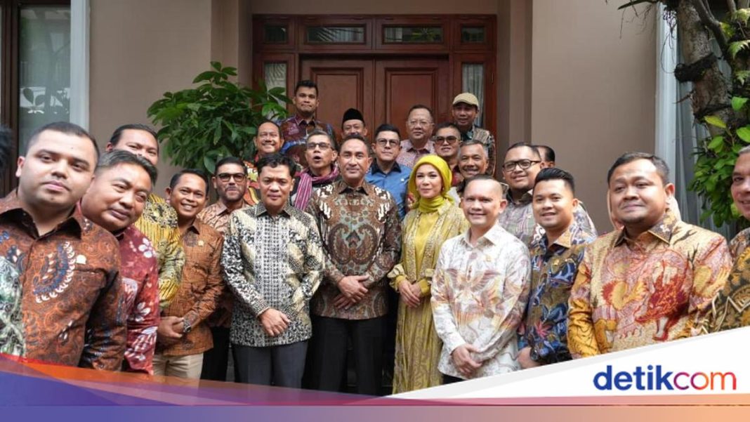 Komisi III DPR Berkunjung ke Rumah Kapolri Jenderal Suyudi