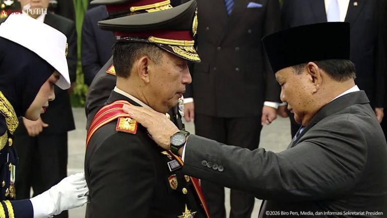 Prabowo Beri Bintang Mahaputera ke Listyo Sigit dan Dedi Prasetyo