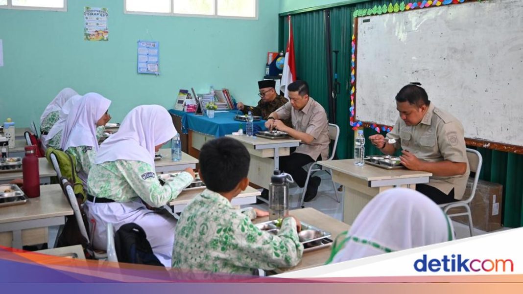 Momen Menko PMK Sugiono Santap MBG Bareng Siswa SDN di Cibinong