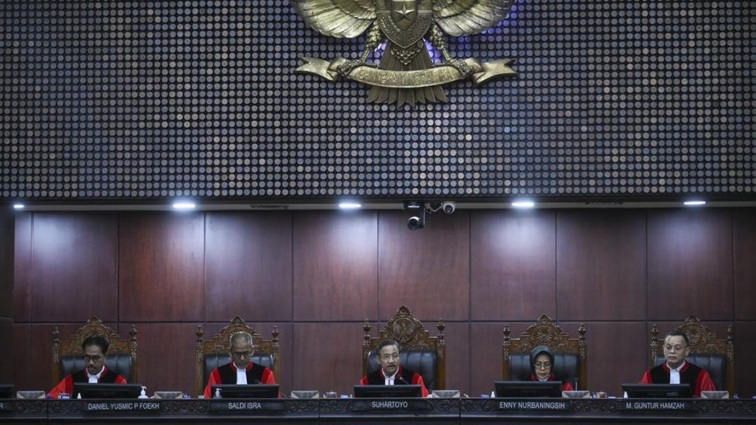 Tak Terima Diusir, Ahli Pihak Gibran Laporkan Saldi Isra-Arsul ke MKMK