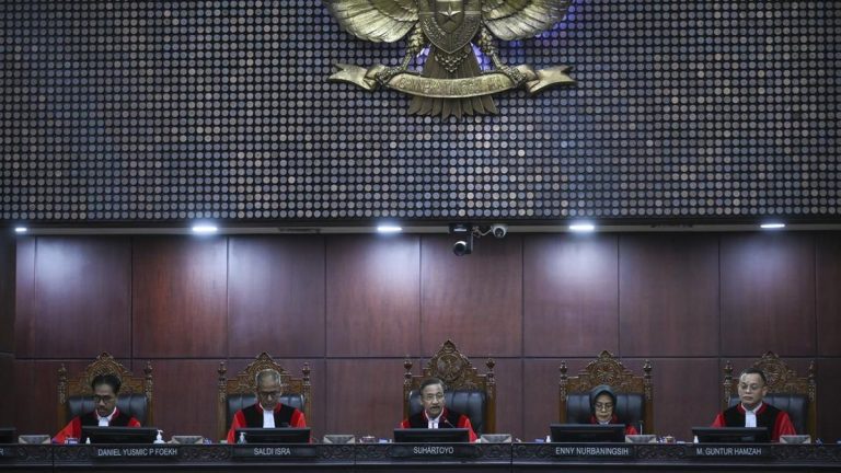 Tak Terima Diusir, Ahli Pihak Gibran Laporkan Saldi Isra-Arsul ke MKMK