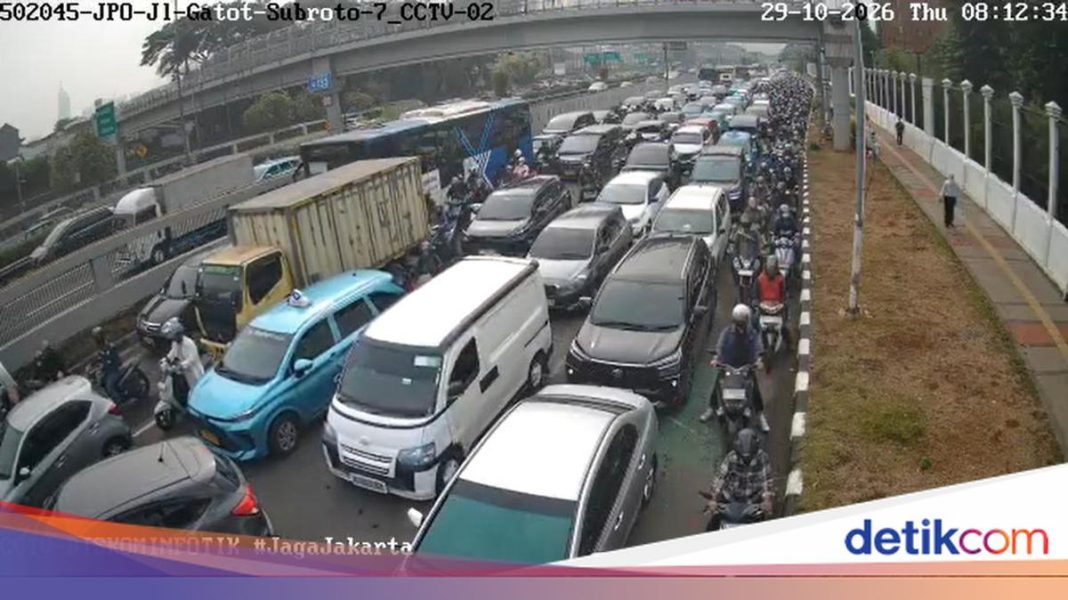 Penampakan Macet Mengular di Depan DPR Imbas Kecelakaan 2 Truk