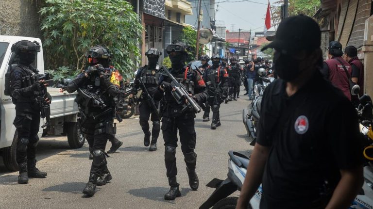 FOTO: Penggerebekan Berulang Kampung Ambon, Sarang Narkoba di Jakbar