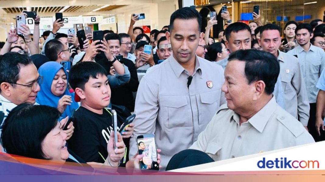 Prabowo Pulang dari Bandung Naik Whoosh, Sapa dan Foto Bareng Warga di Halim