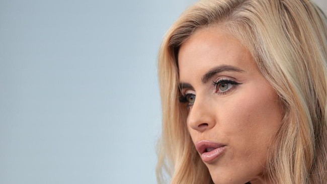 Menyorot Debut Jubir Baru Trump Katie Zacharia, Disebut bak Robot AI – Publik Pos Update