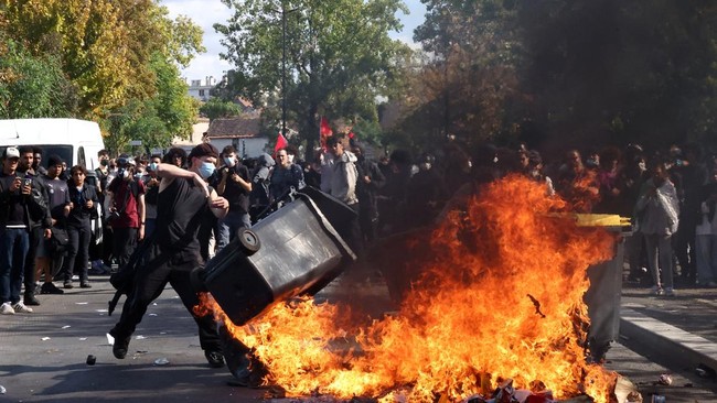 Chaos! Pelajar Demo Massal, Rusuh dengan Polisi-5.000 Orang Ditangkap – Publik Pos Update