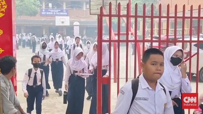 Siswa SMP Negeri 15 Palembang Dipulangkan di Tengah Kabut Asap Tebal