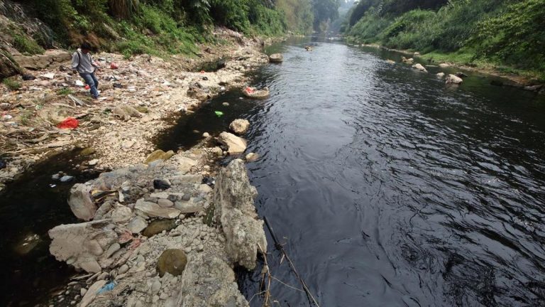 Hitam Pekat dan Bau Tak Sedap Sungai Cileungsi Bogor