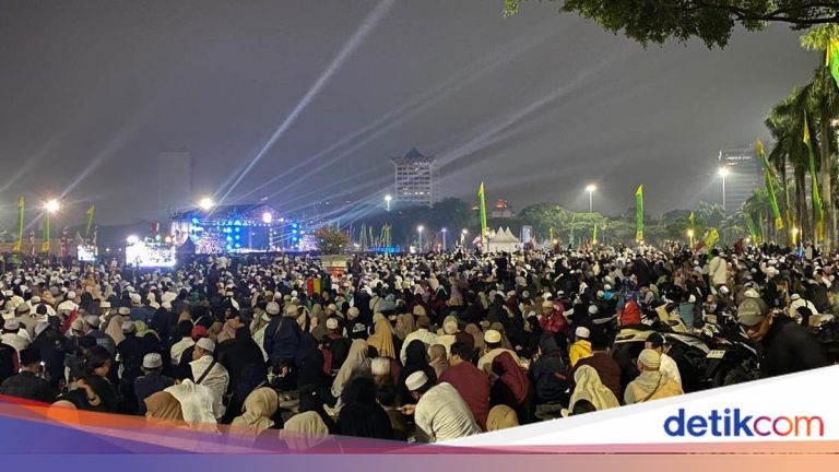 Warga Ramai-ramai Padati Monas Ikut Tablig Akbar Bareng Habib Umar bin Hafidz